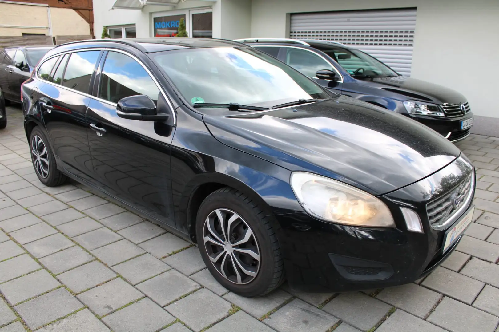 Volvo V60 DRIVe Momentum Navigation Sitzhzg PDC Klimaautomat Noir - 1