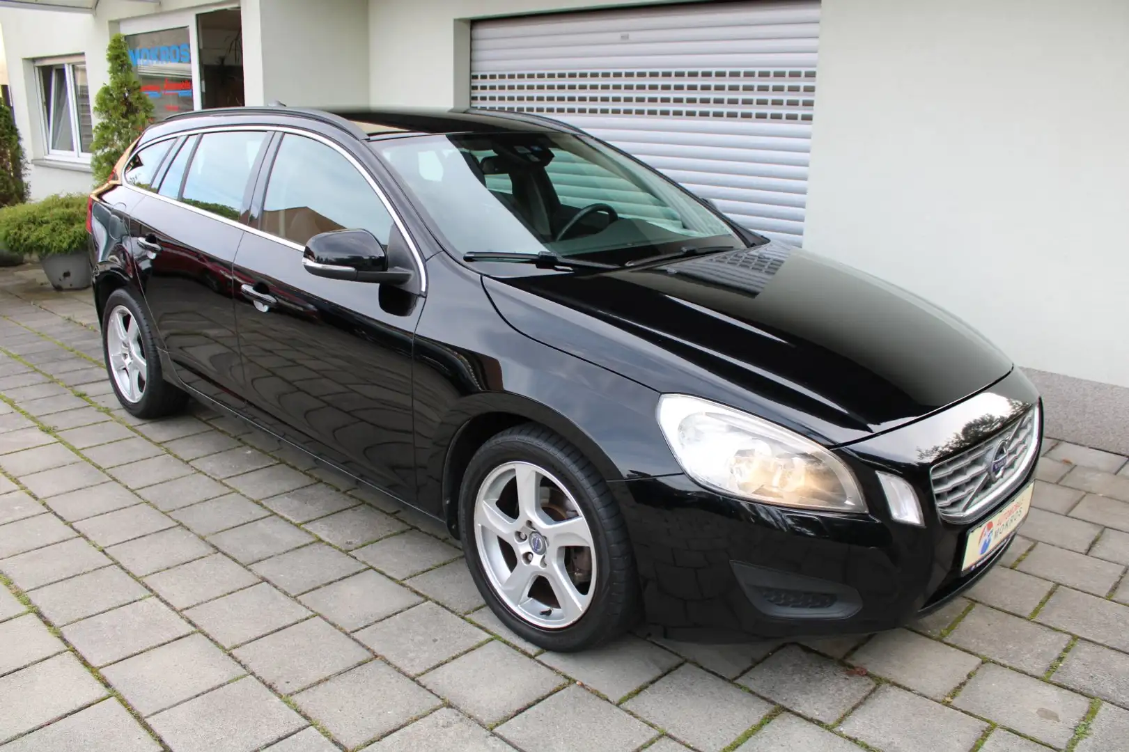 Volvo V60 DRIVe Momentum Navigation Sitzhzg PDC Klimaautomat Černá - 1