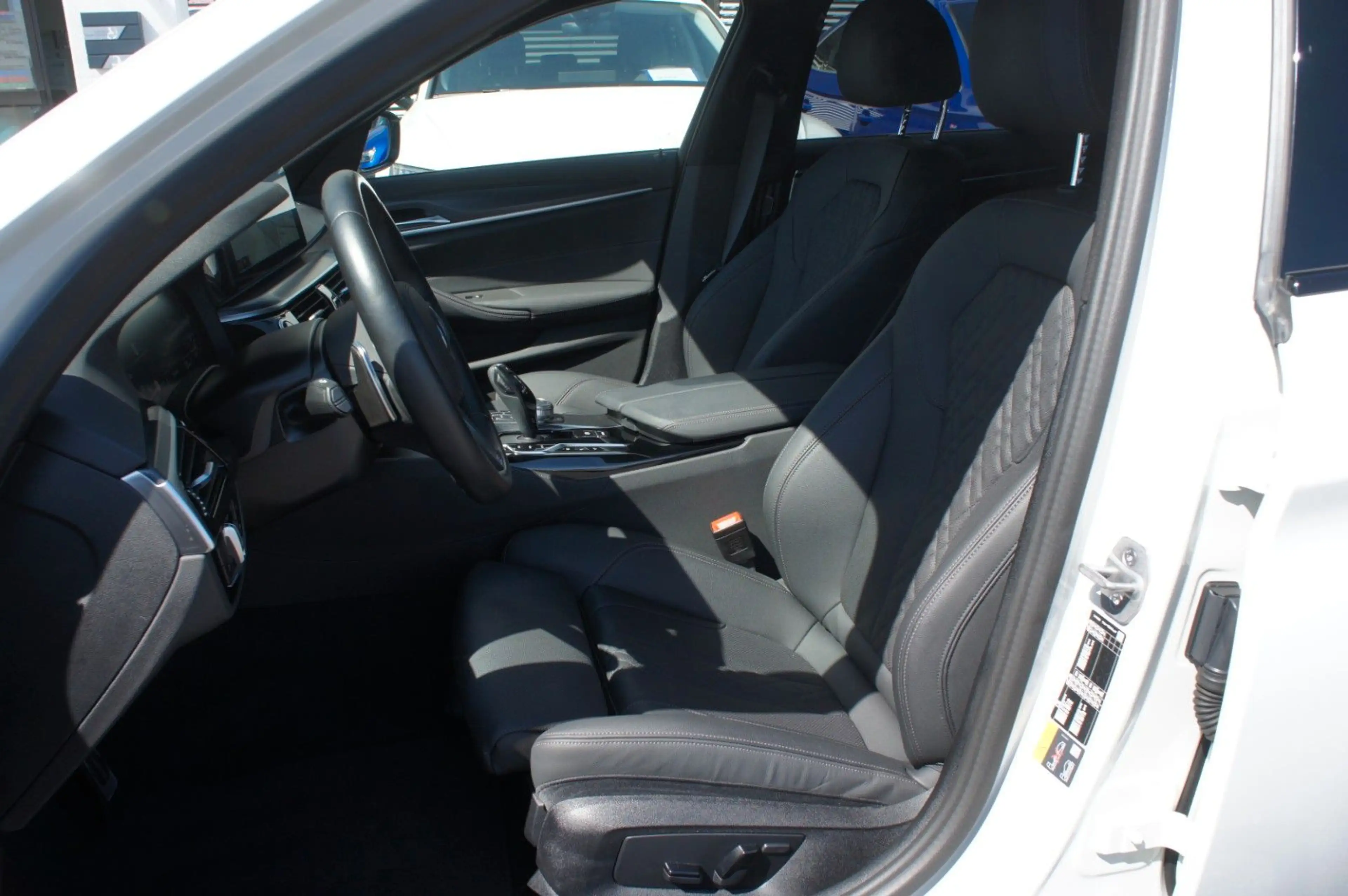 BMW 545 e Lim. xDrive M Sport *ACC*HUD*360°*MEMORY* — photo 10
