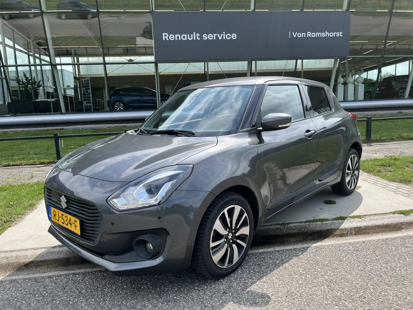 Suzuki Swift 1.2 Stijl / Automaat / 4-cilinders / Apple Carplay Grijs - 1