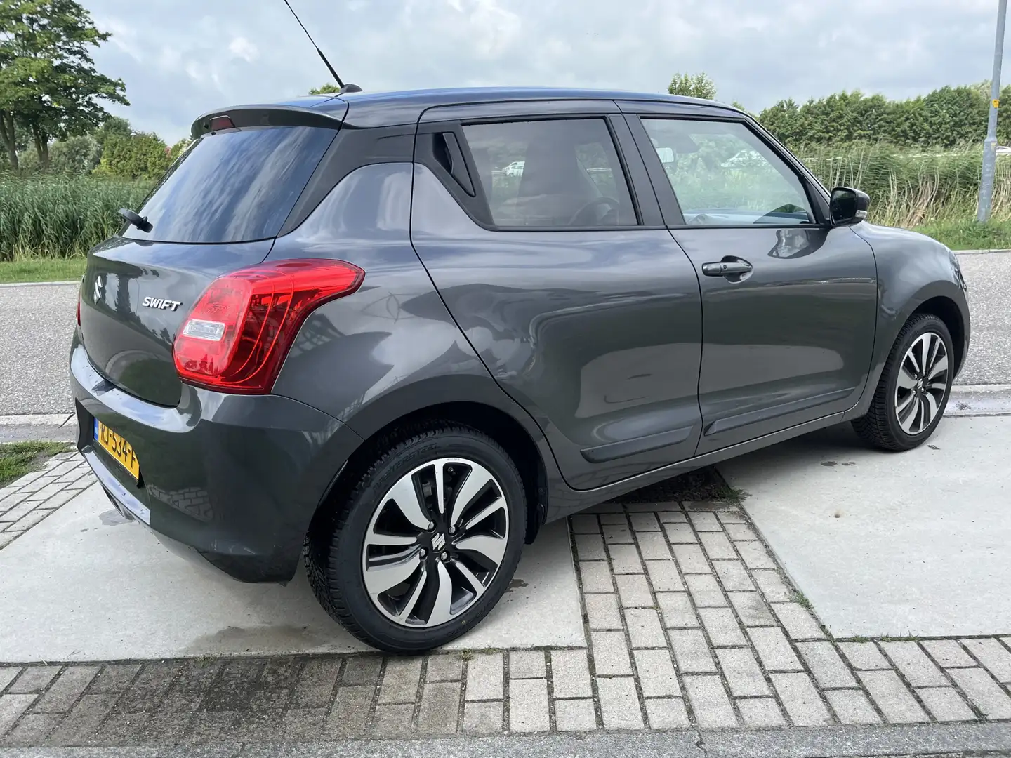 Suzuki Swift 1.2 Stijl / Automaat / 4-cilinders / Apple Carplay Grijs - 2