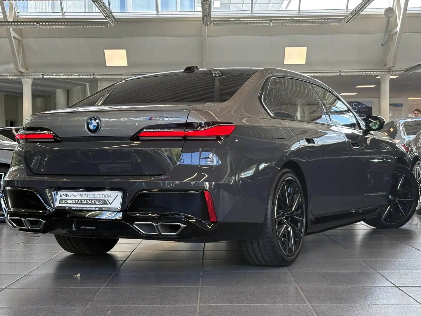 BMW 760 M760e xDrive Personal Pilot SkyLounge TV B/W PA Grijs - 2