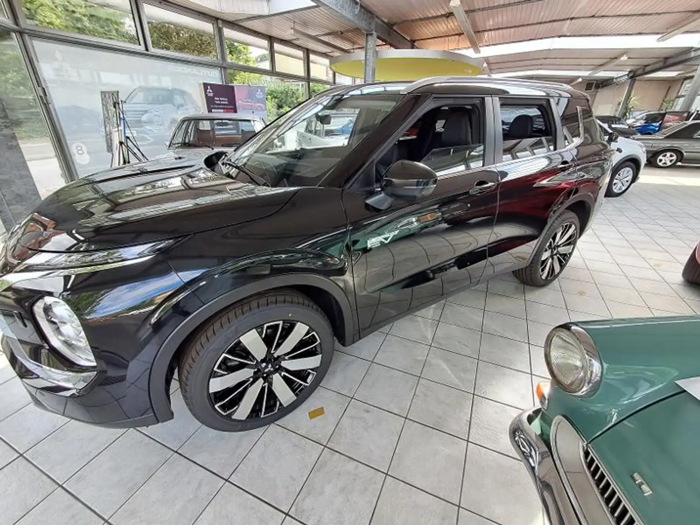Mitsubishi Outlander 2.4L PHEV Intro Edition 4X4 Noir - 1