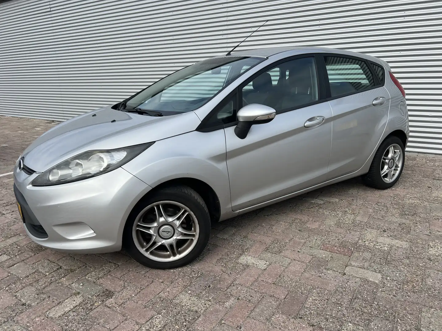 Ford Fiesta 1.25 Limited | Nieuw Binnen! | Airco | Trekhaak | Grijs - 2