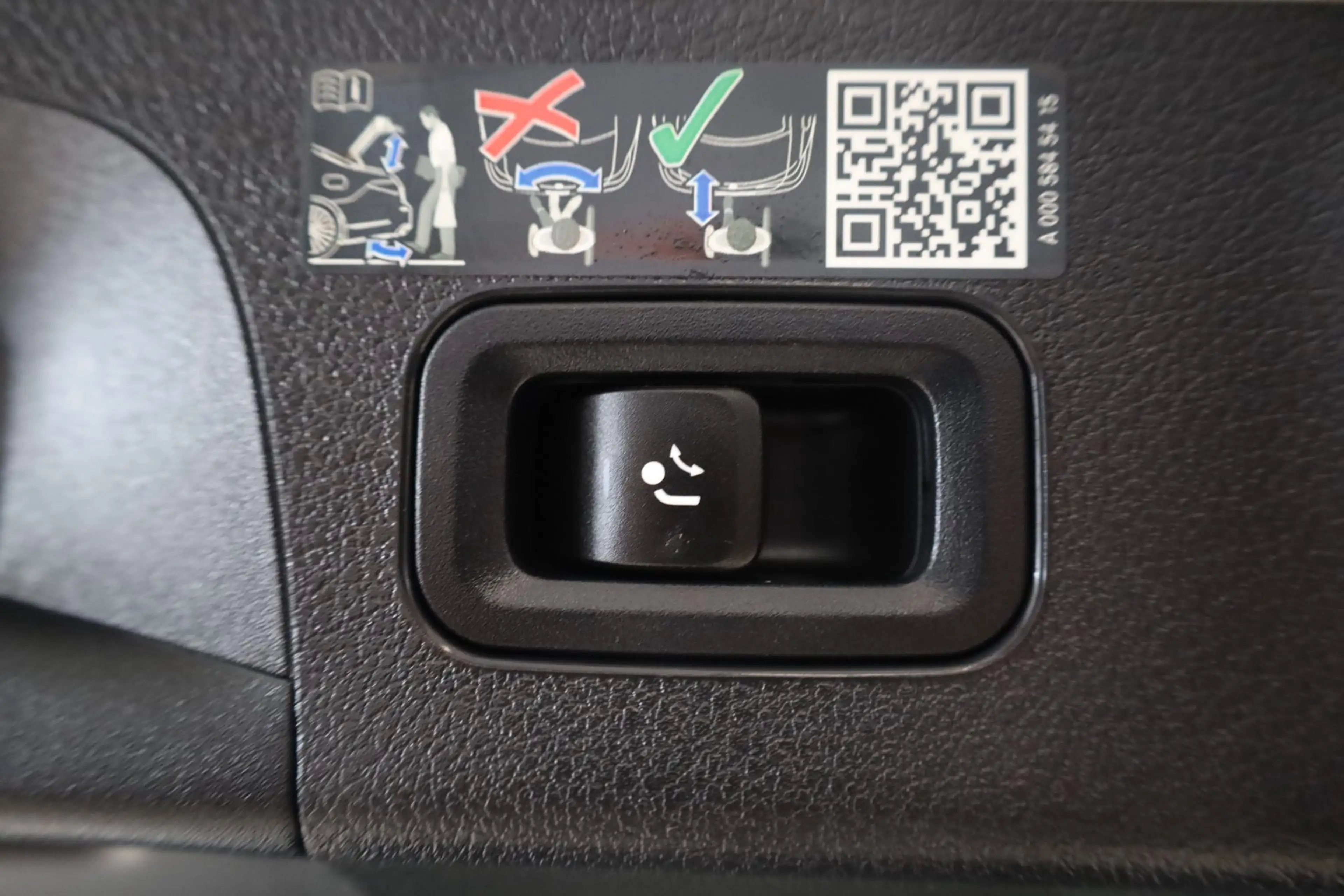 Mercedes-Benz CLA 220 d Shooting Brake AMG Line PANO/HUD — photo 6