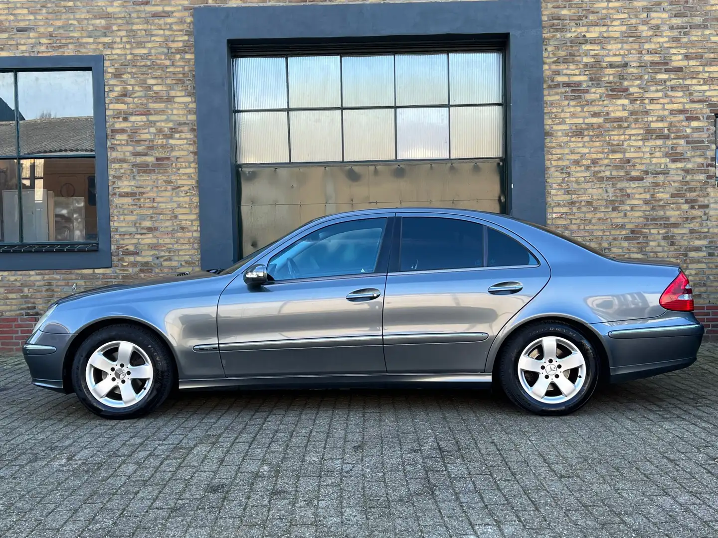 Mercedes-Benz E 200 K. Avantgarde | Automaat + Cruise + Navi | Grey - 2