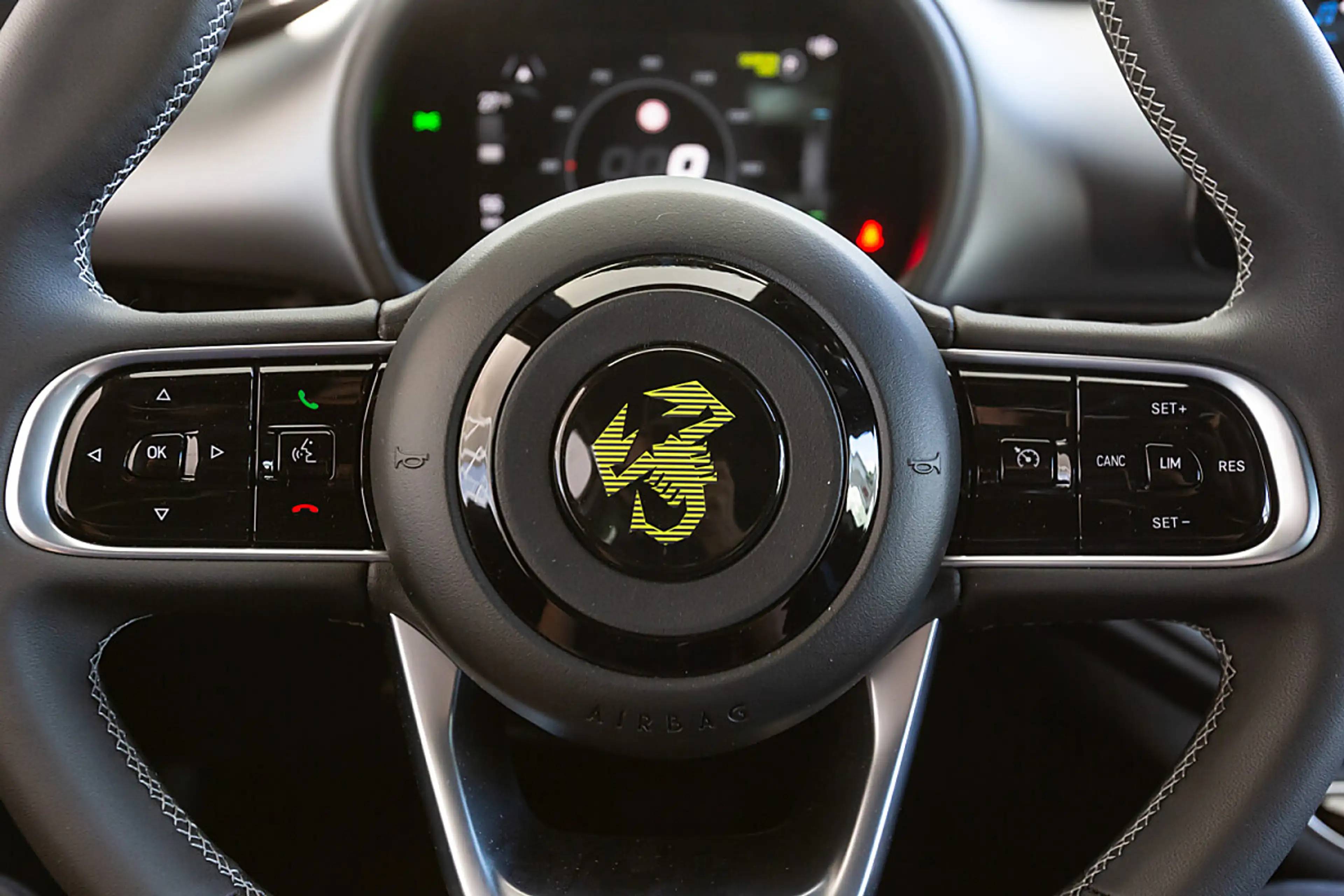 Abarth 500e — photo 6