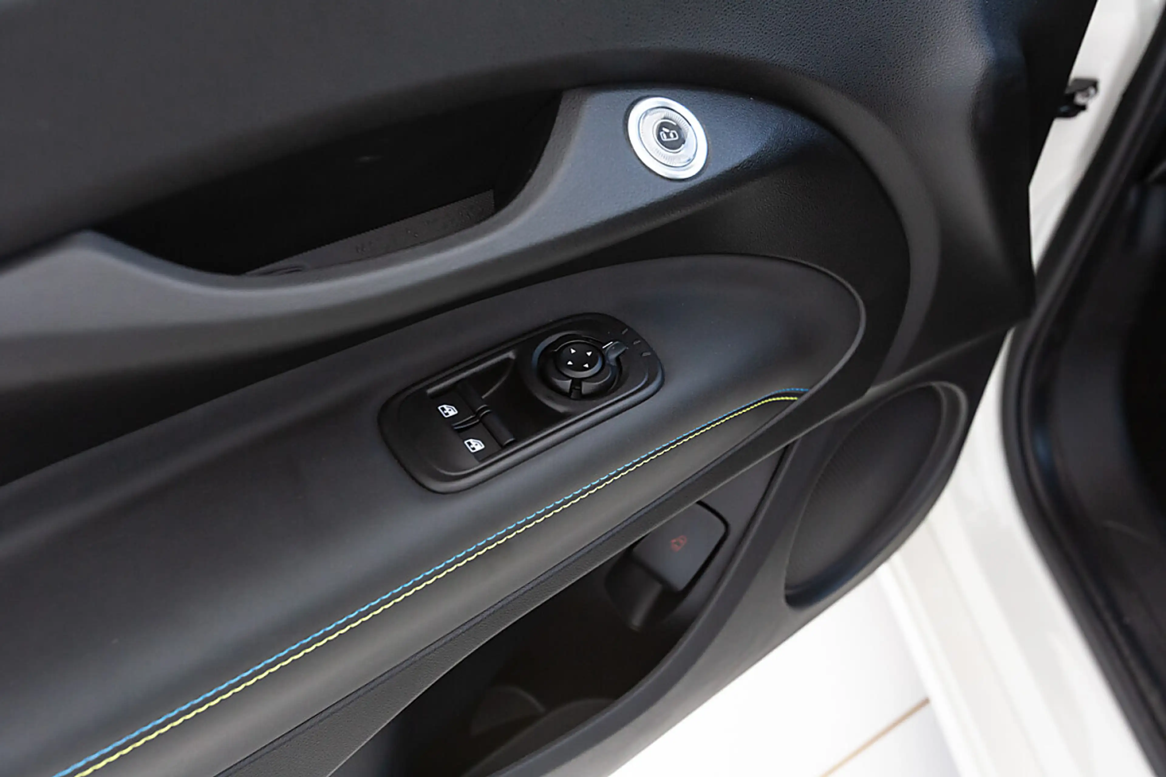 Abarth 500e — photo 11