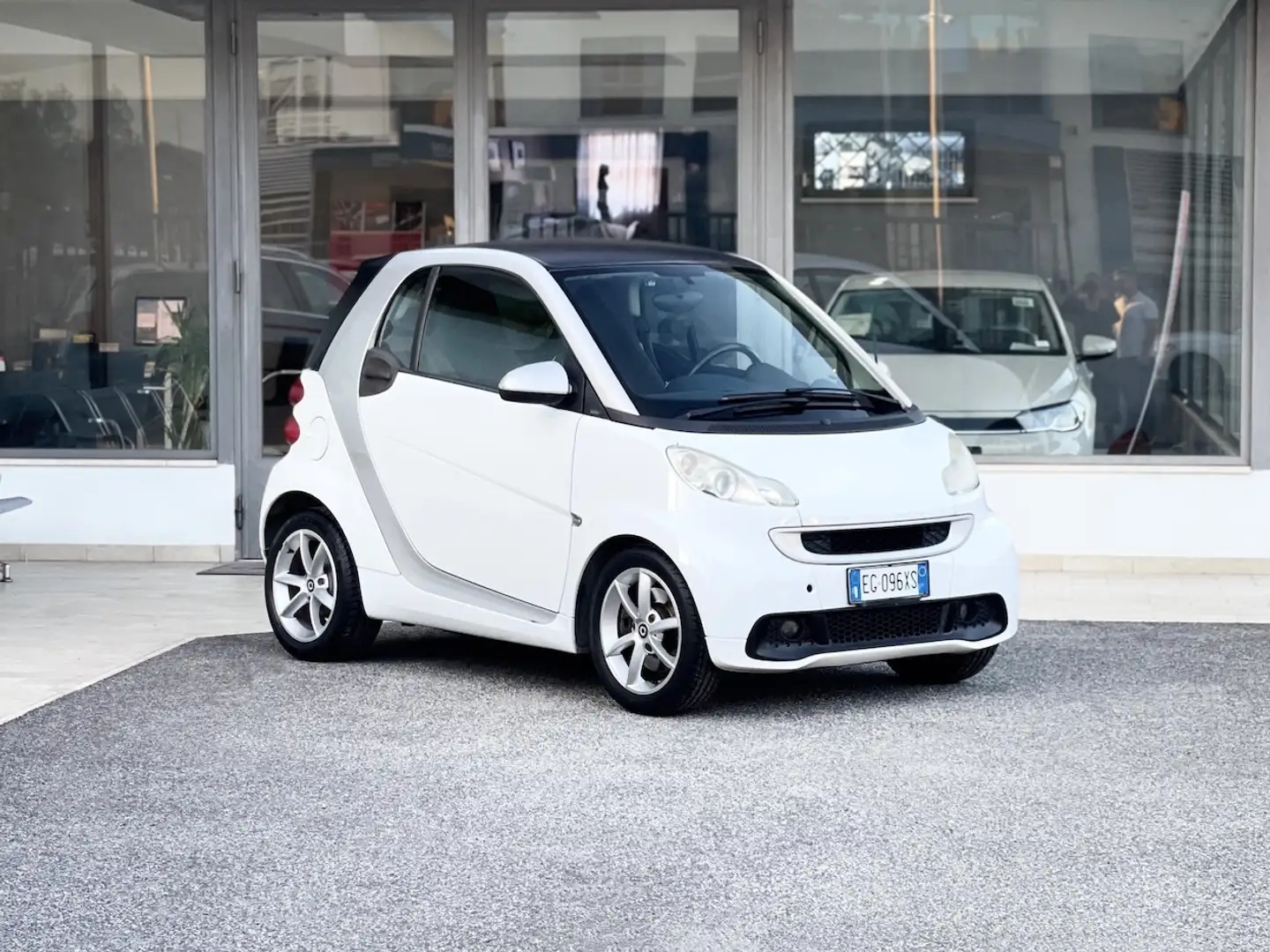 smart forTwo 1.0 Benzina 71CV E5 Neo. - 2011 Bianco - 1