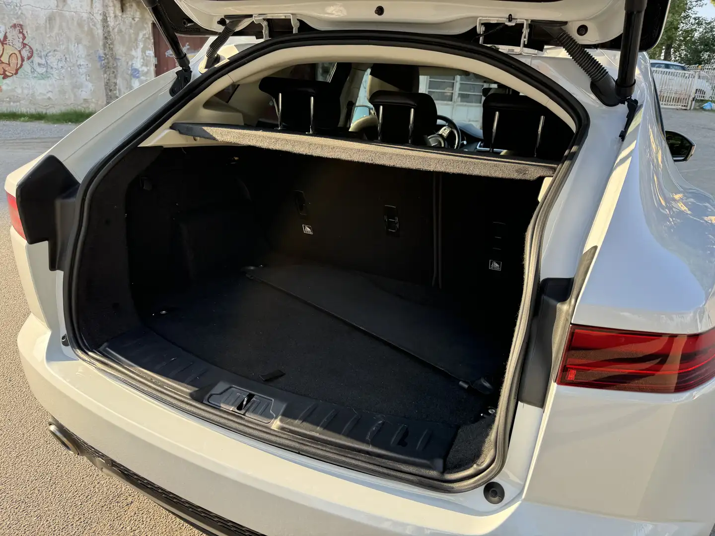 Jaguar E-Pace 2.0d i4 R-Dynamic awd 180cv auto my19 - 2