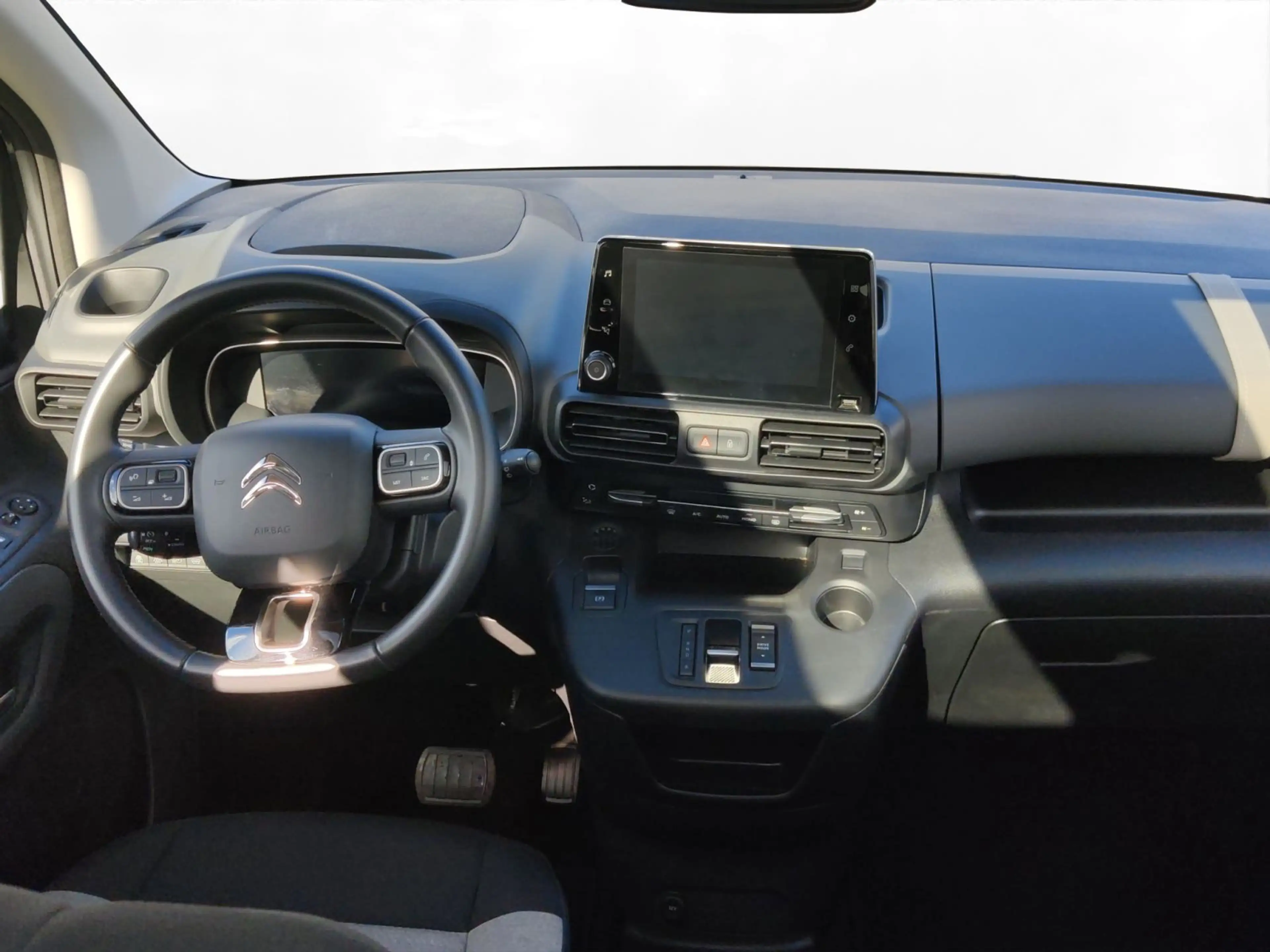 Citroen Berlingo Elektro 96,6% M Shine Kamera PDC Kälte- — photo 8