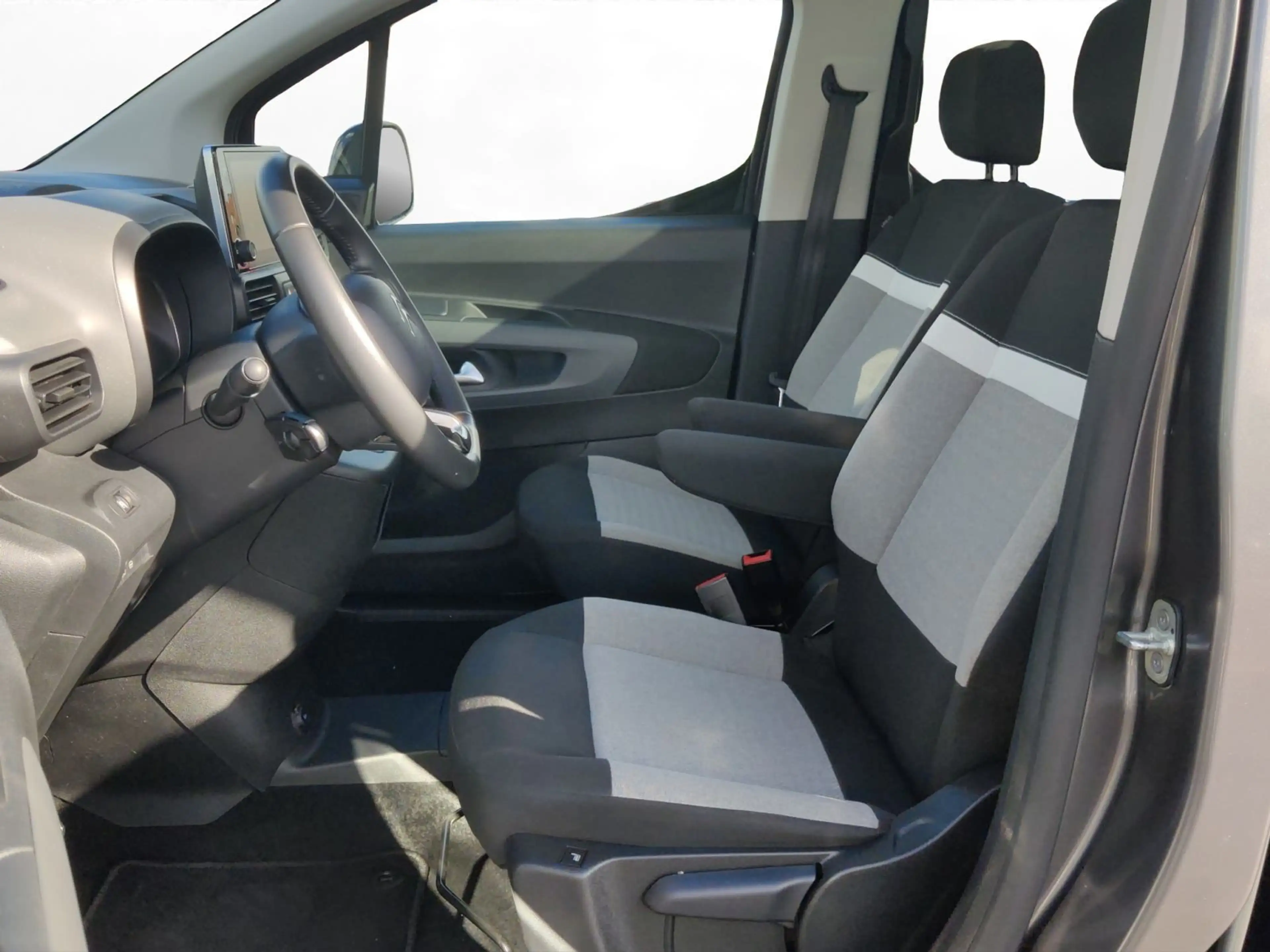 Citroen Berlingo Elektro 96,6% M Shine Kamera PDC Kälte- — photo 9