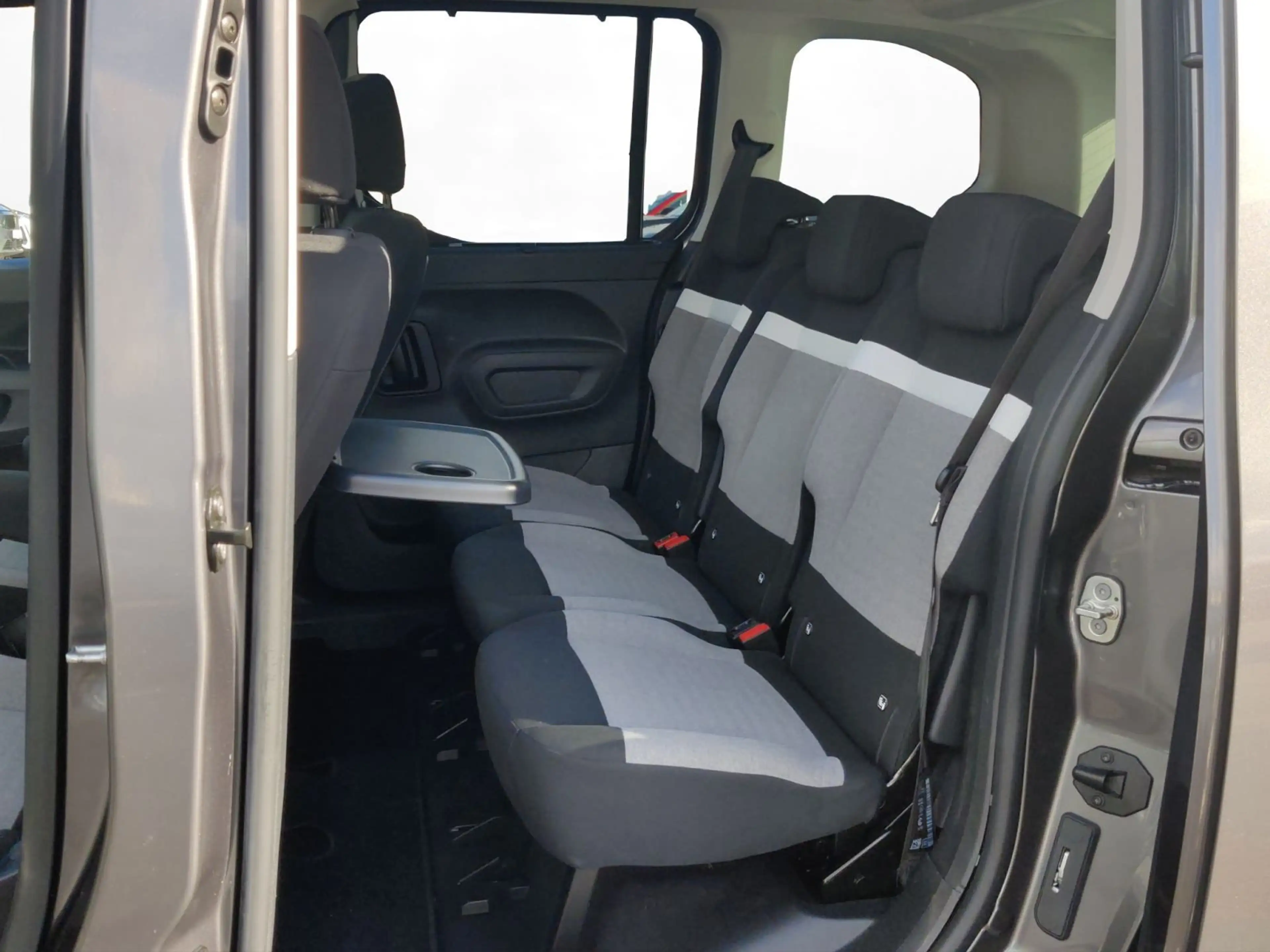 Citroen Berlingo Elektro 96,6% M Shine Kamera PDC Kälte- — photo 10