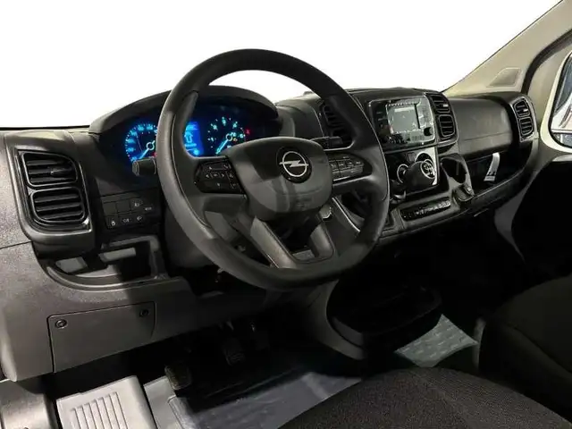 Opel Movano view 13