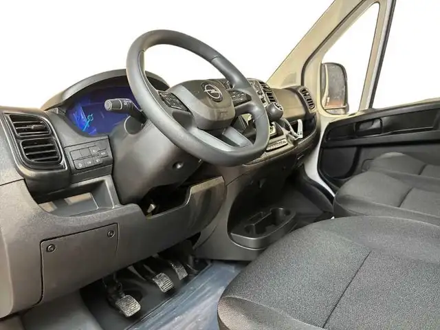 Opel Movano view 11