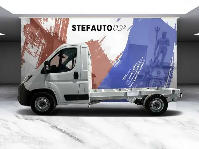 Opel Movano view 3