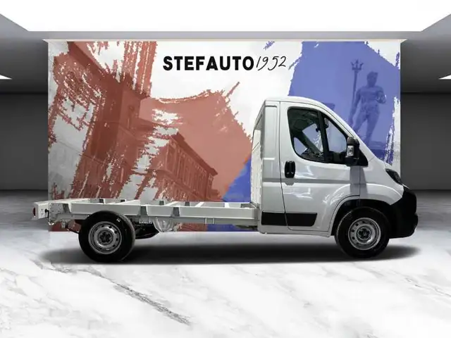 Opel Movano view 2