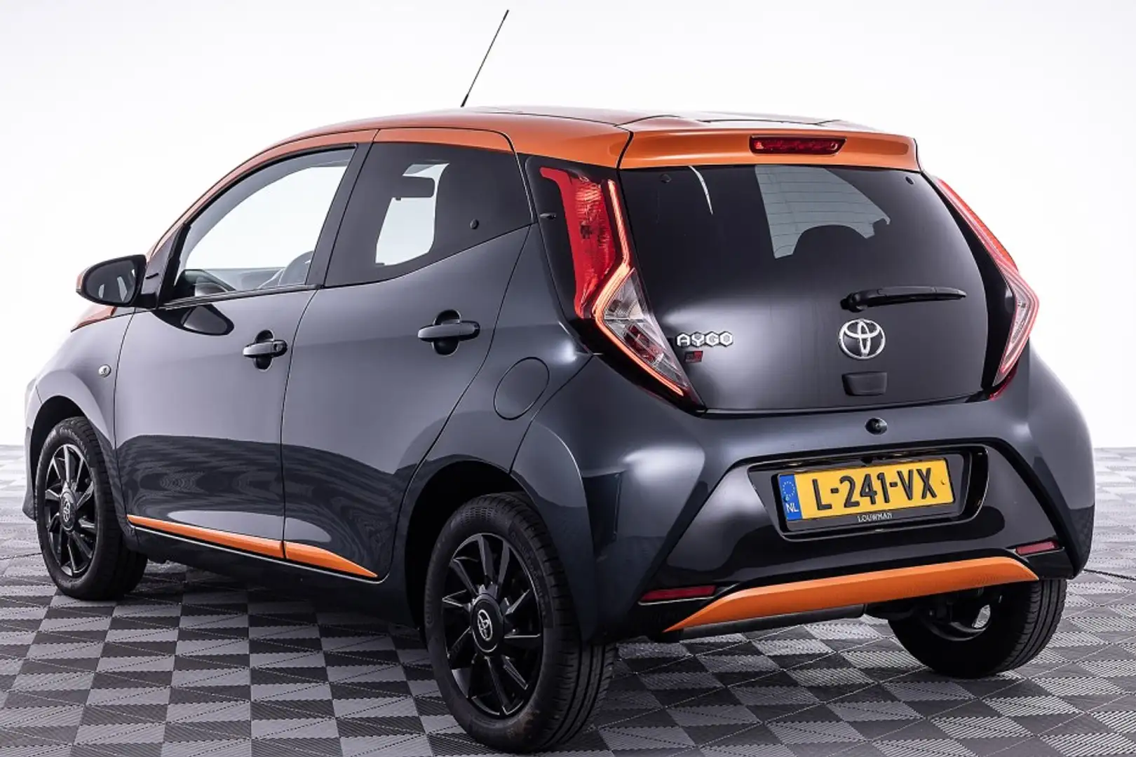 Toyota Aygo 1.0 VVT-i x-JBL Automaat ✅ 1e Eigenaar Gris - 2