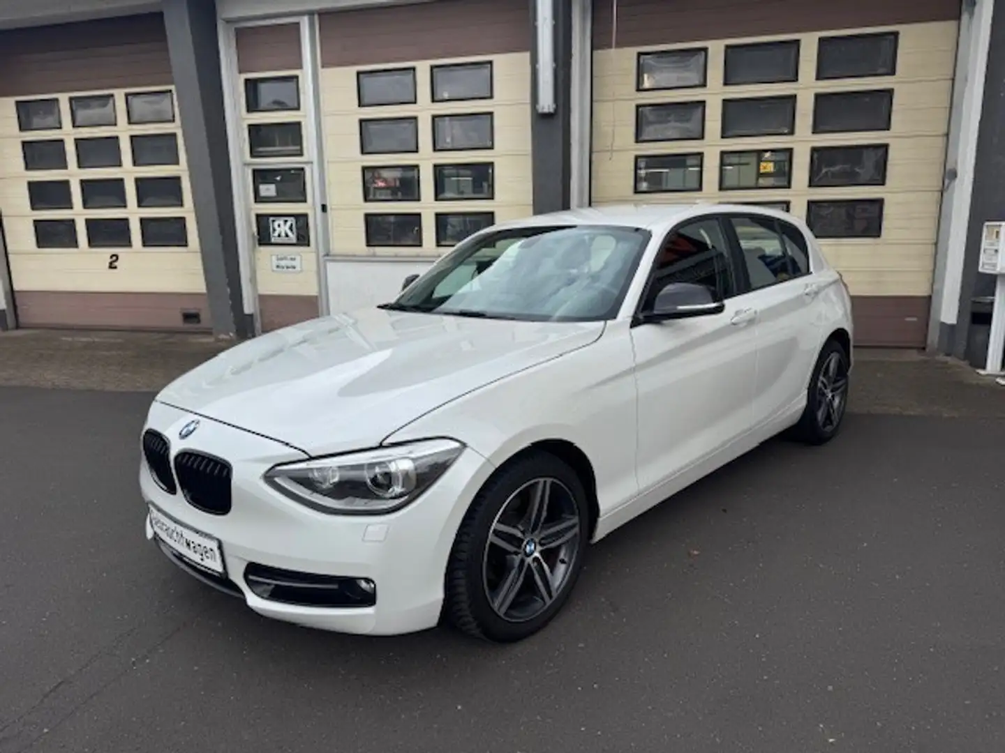 BMW 116 i Sport Line Advantage Plus Bi Xenon Klima SHZ Bílá - 2