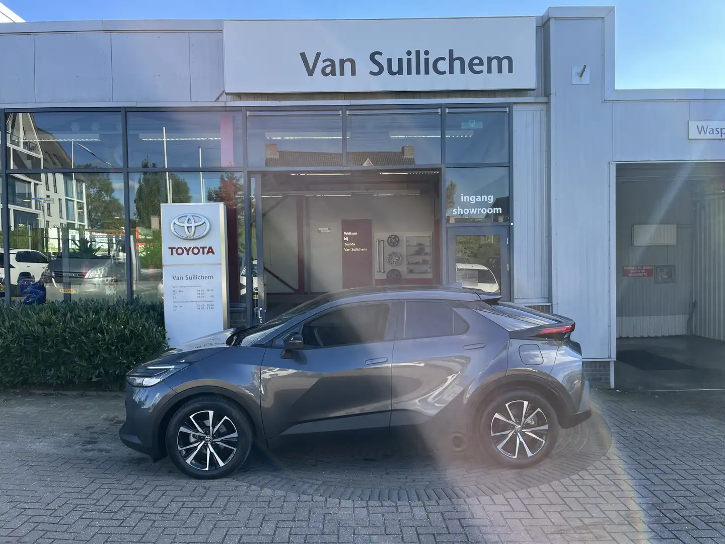 Toyota C-HR 1.8 Hybrid 140 Business Plus Grijs - 1