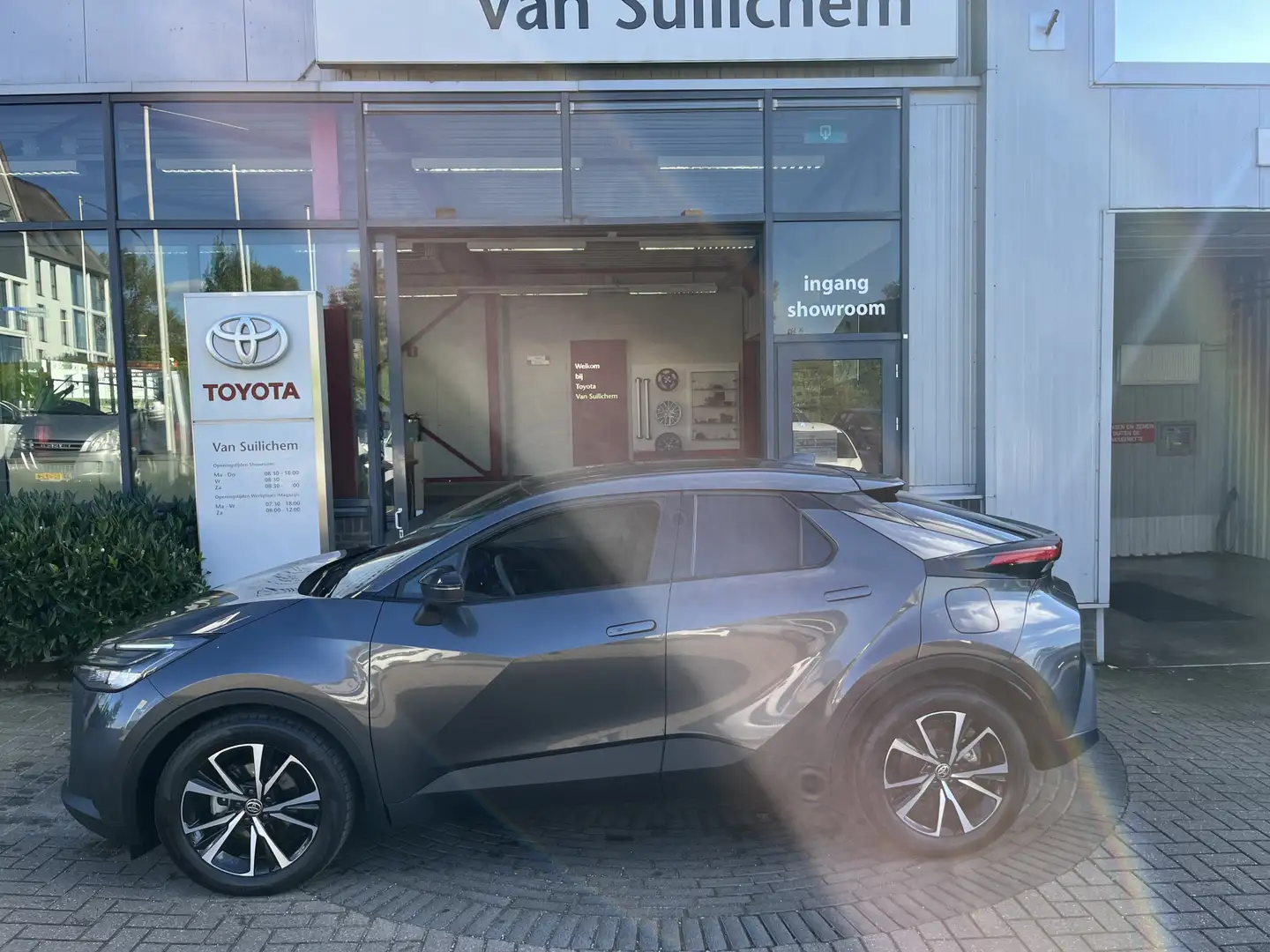 Toyota C-HR 1.8 Hybrid 140 Business Plus Grijs - 2