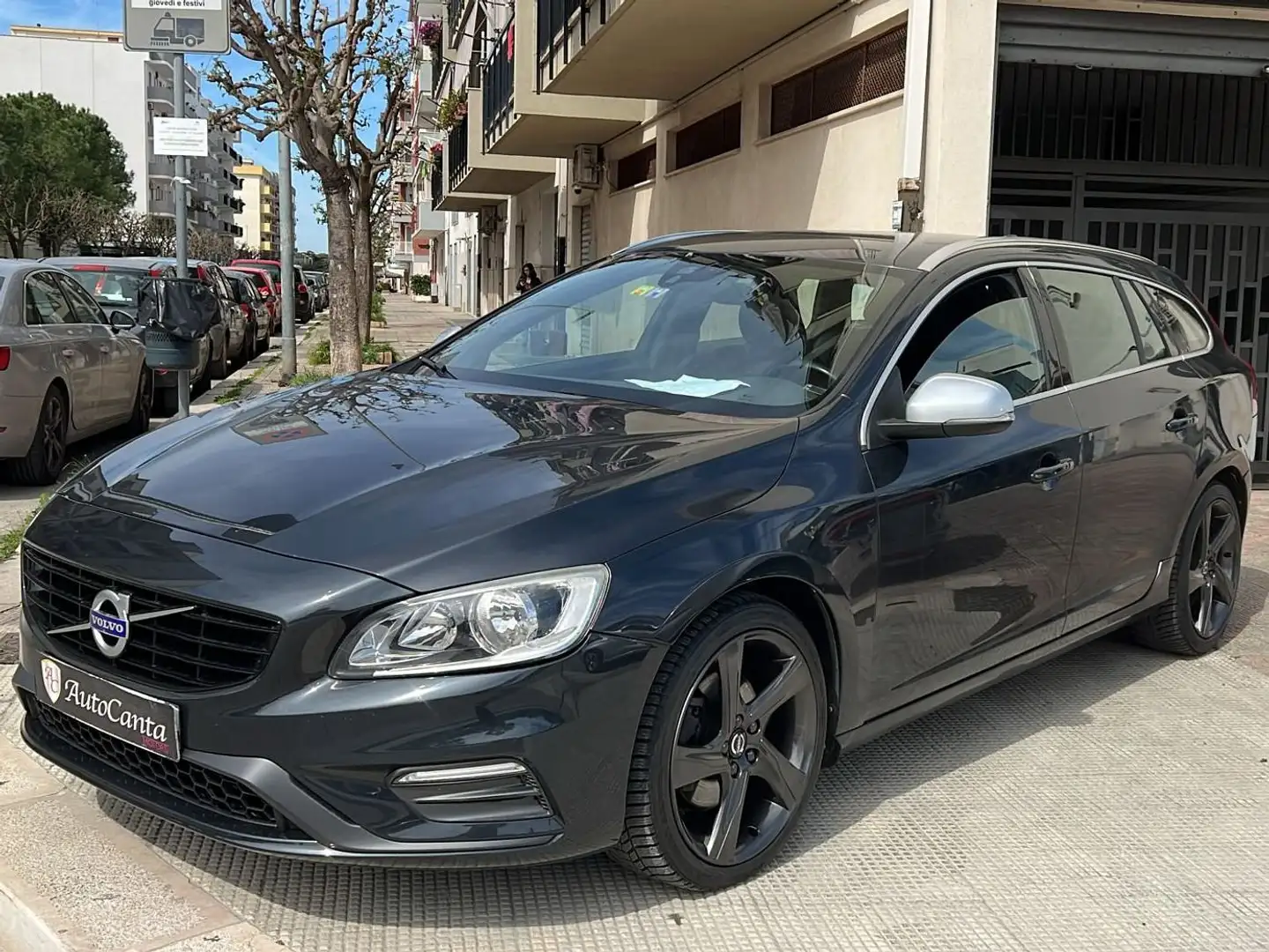 Volvo V60 2.0 d3 R-design (momentum) geartronic Noir - 1