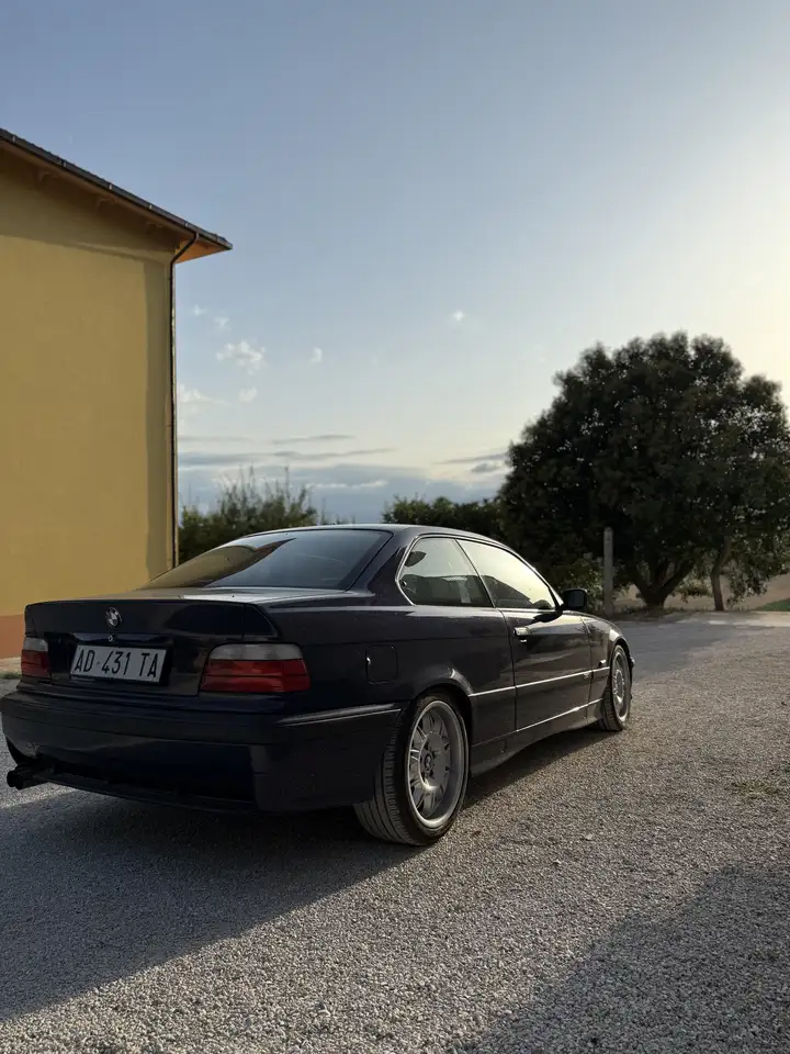 BMW 320i, foto 2