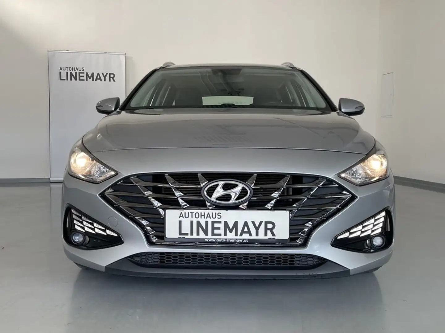 Hyundai i30 1,6 CRDi Kombi Line Plus Silber - 2