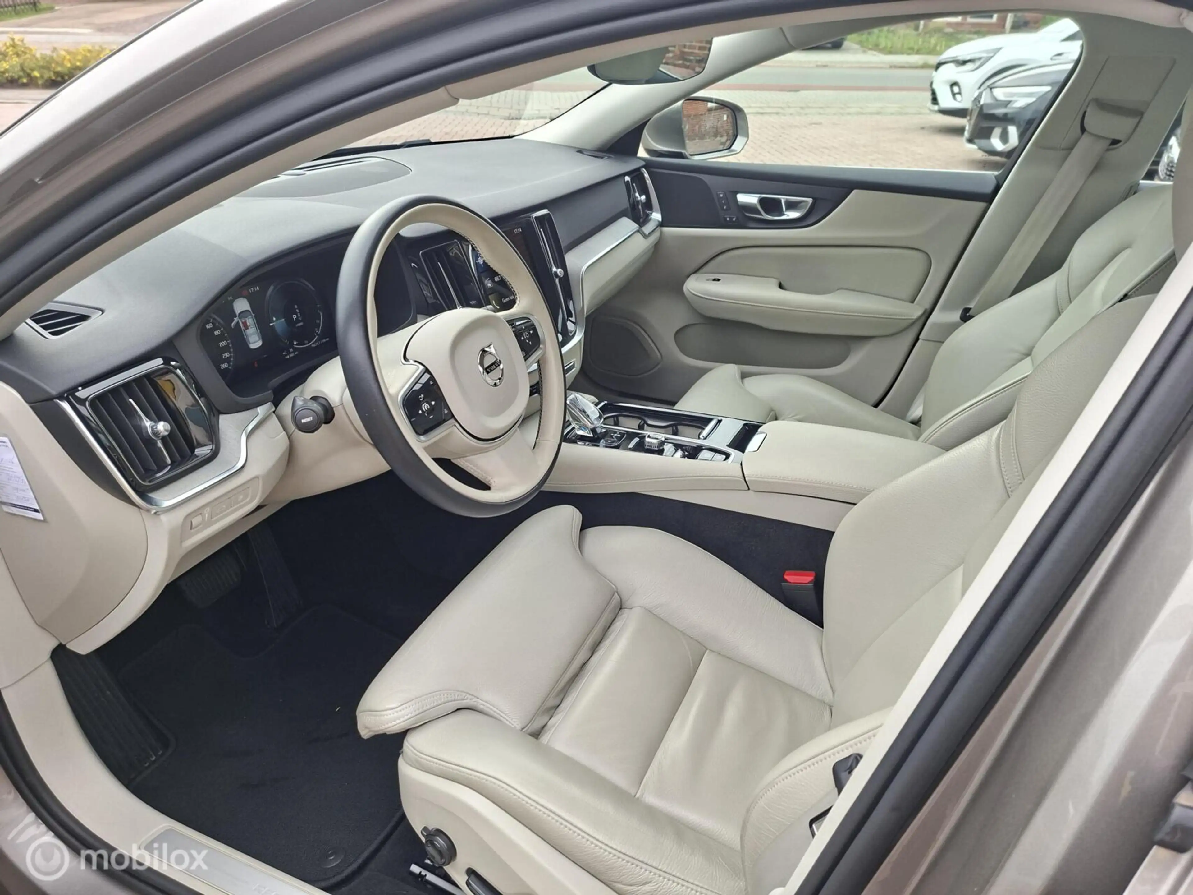 Volvo S60 2.0 Recharge T6 AWD Inscription — photo 9