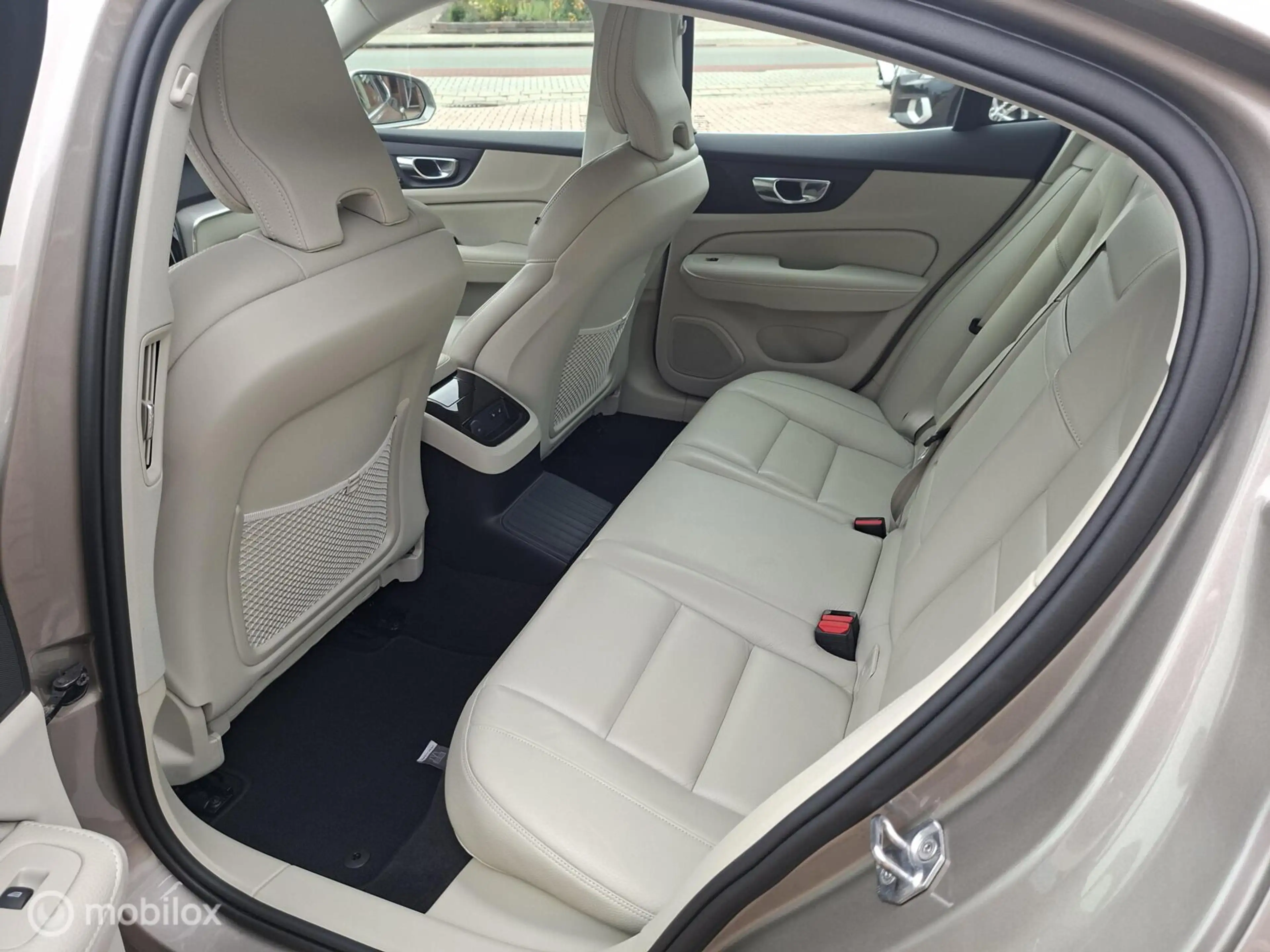 Volvo S60 2.0 Recharge T6 AWD Inscription — photo 10
