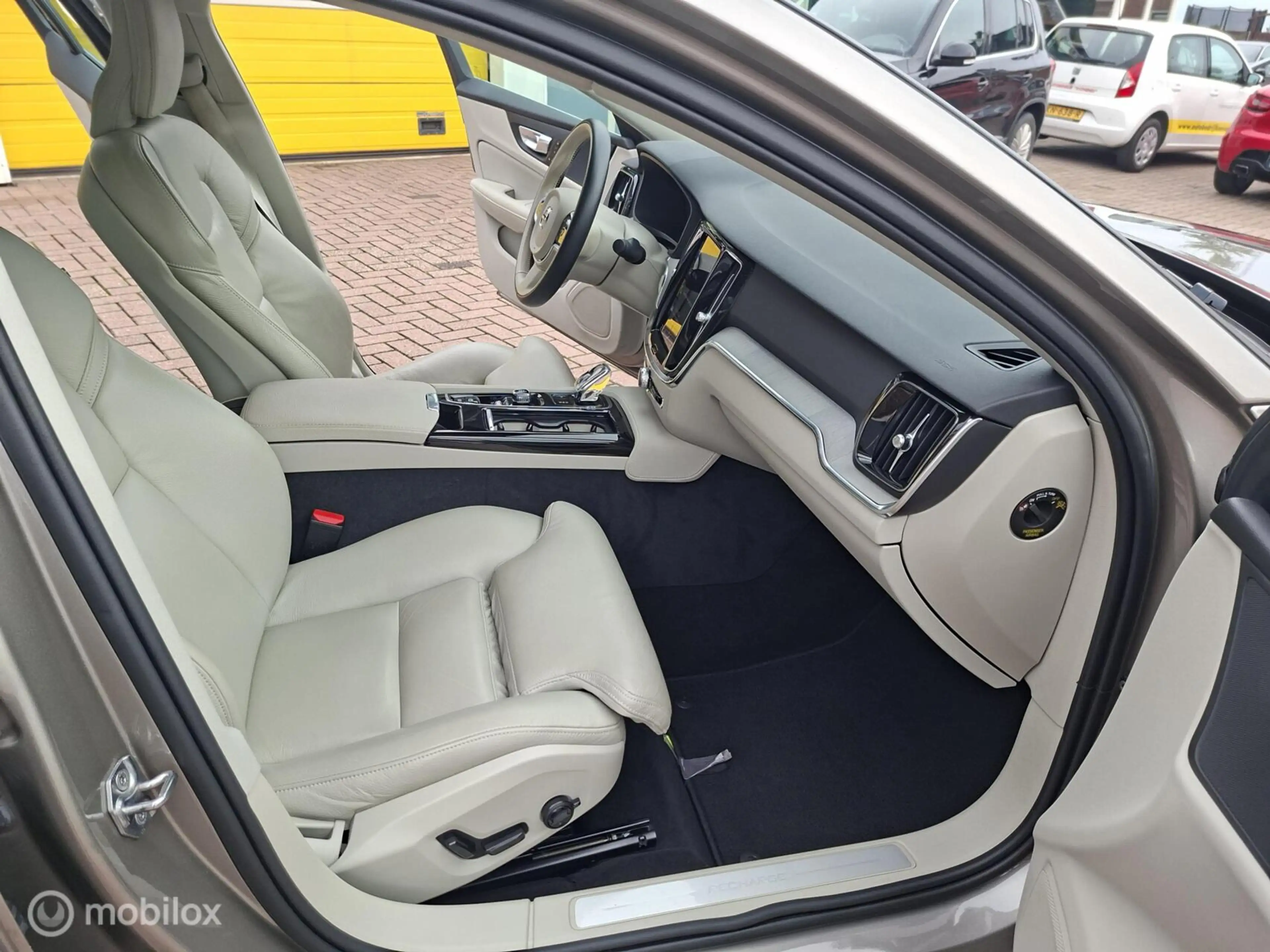 Volvo S60 2.0 Recharge T6 AWD Inscription — photo 13