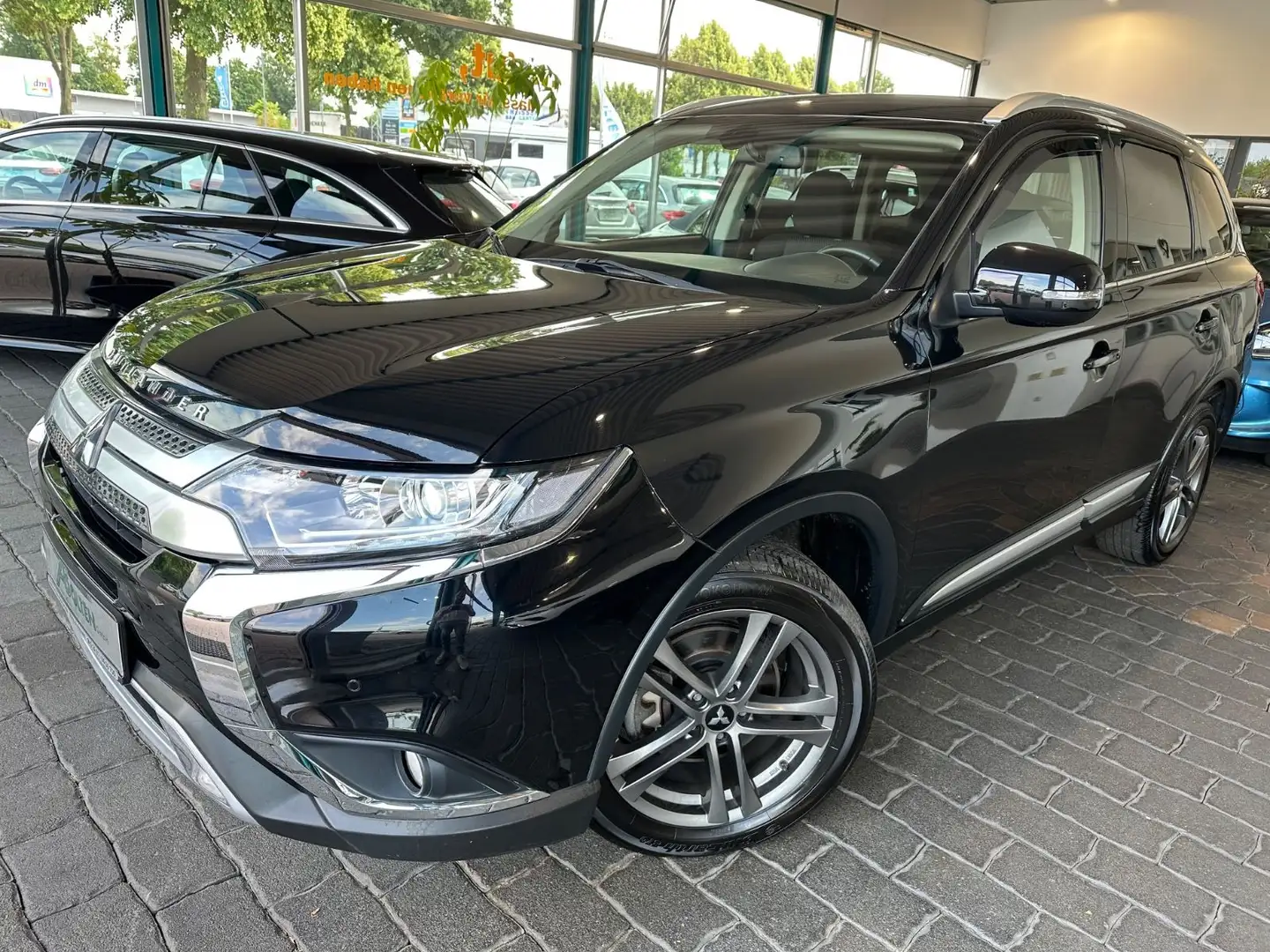 Mitsubishi Outlander Active 2WD Navi-Kamera-Scheckheft Schwarz - 2