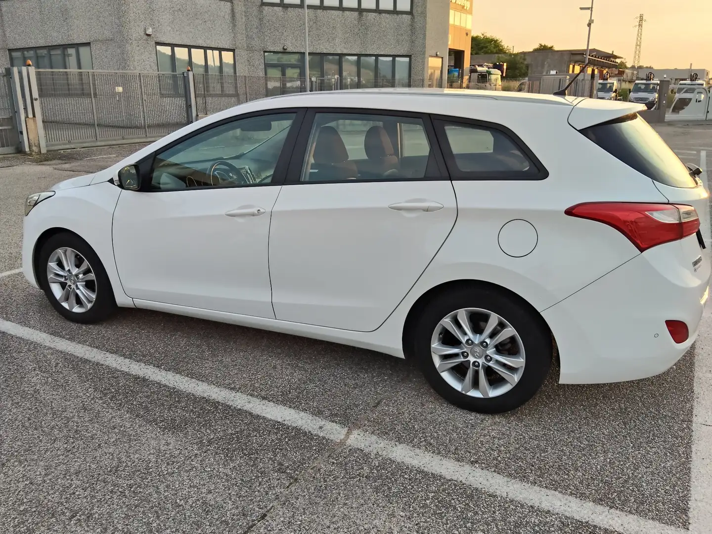 Hyundai i30 Wagon 1.6 crdi Comfort 110cv - 1