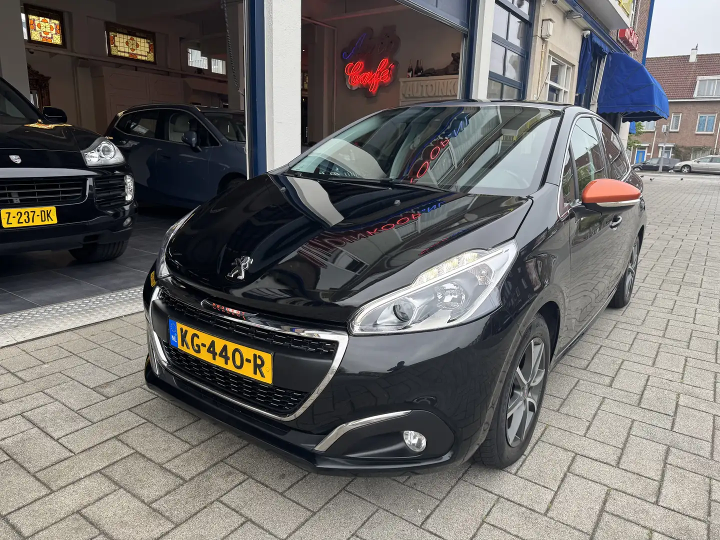 Peugeot 208 1.2 PureTech Roland Garros NL AUTO/ 111 PK/PANO/LE Zwart - 2