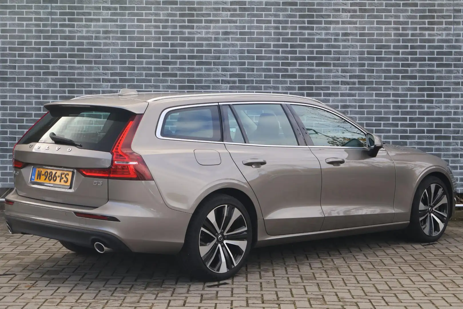 Volvo V60 2.0 B3 Momentum Business | Adaptieve Cruise Contro Grau - 2