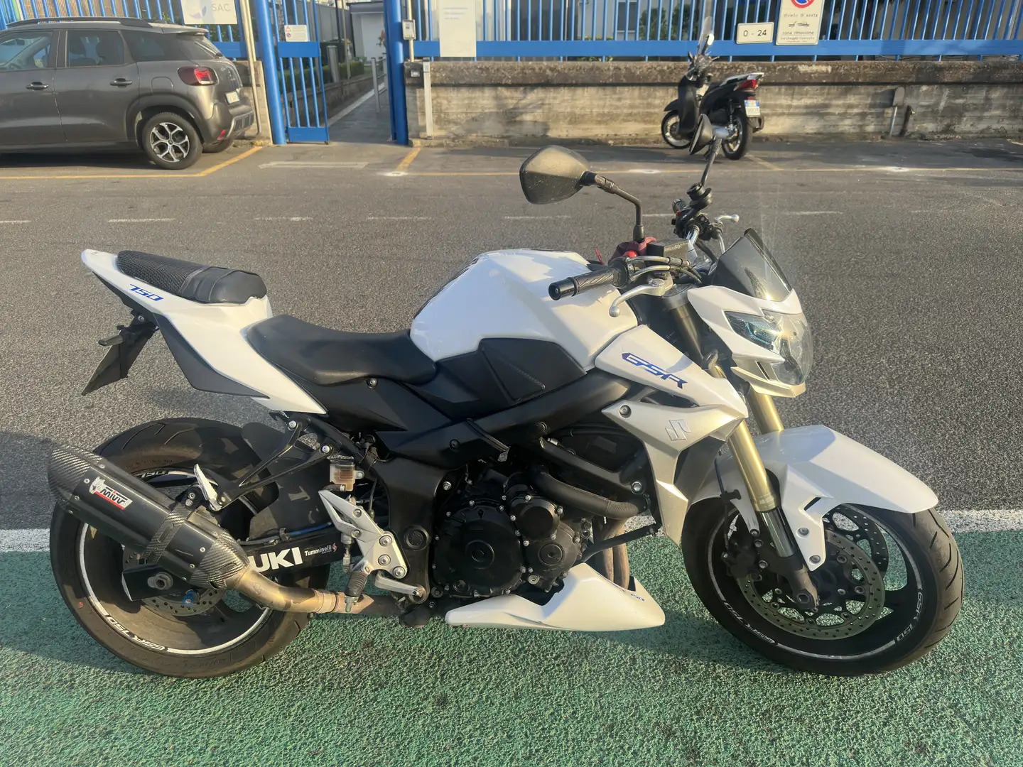 Suzuki GSR 750 - 2