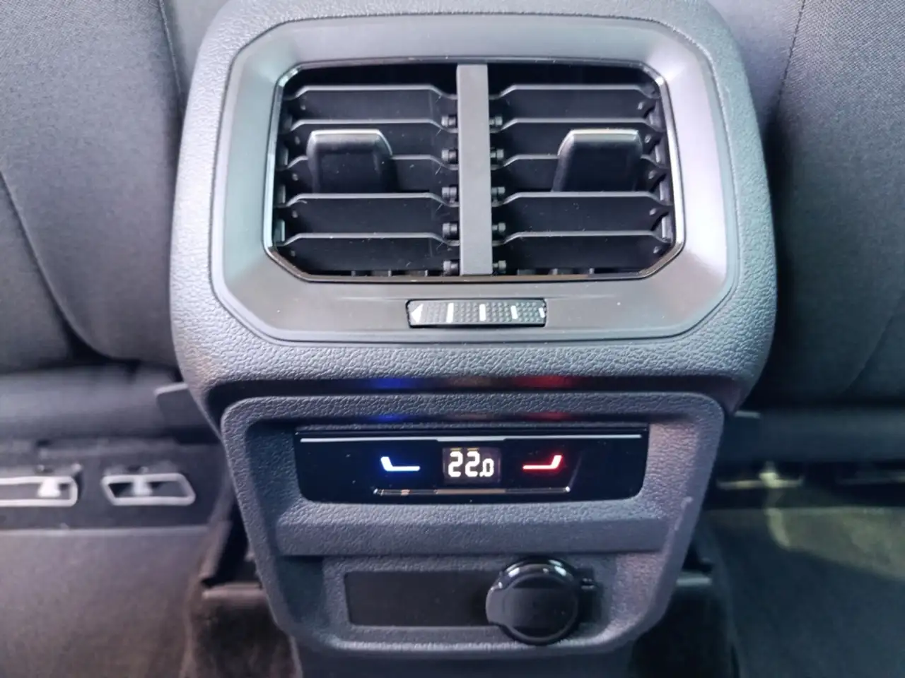 Volkswagen Tiguan Elegance 1.5 TSI Sitzhzg+PDC+Rückfahrkamera 24