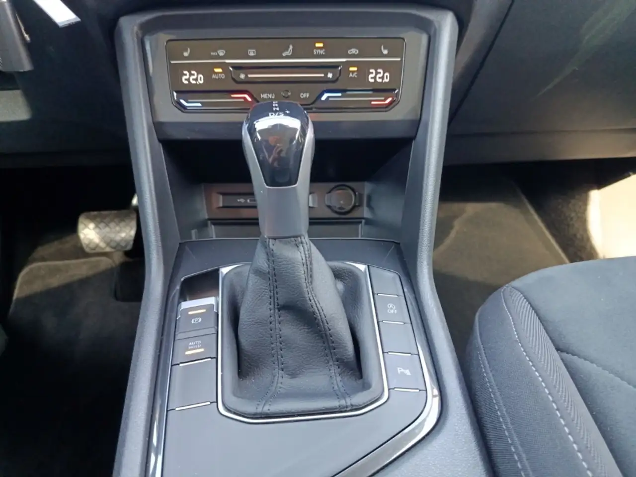 Volkswagen Tiguan Elegance 1.5 TSI Sitzhzg+PDC+Rückfahrkamera 12