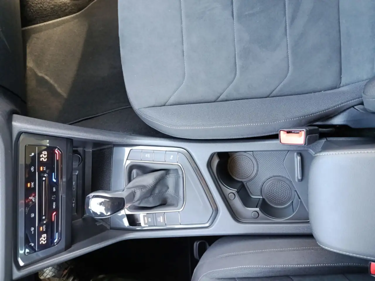 Volkswagen Tiguan Elegance 1.5 TSI Sitzhzg+PDC+Rückfahrkamera 13