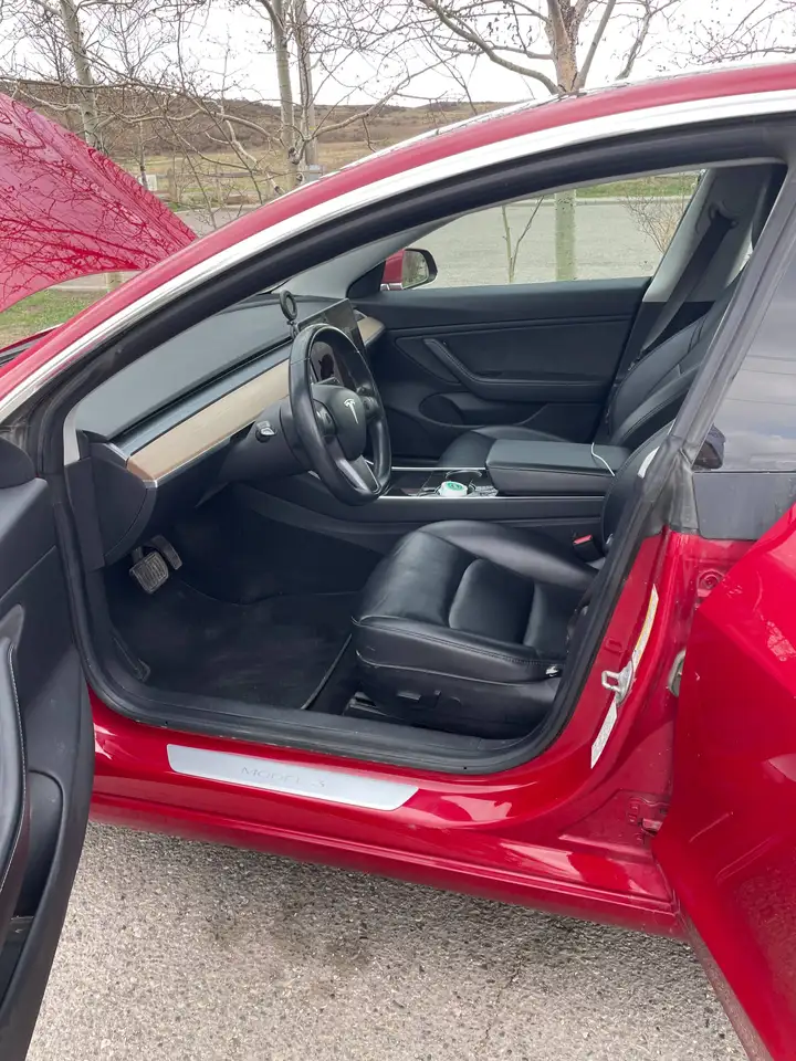 Tesla Model 3 снимка Tesla Model 3
