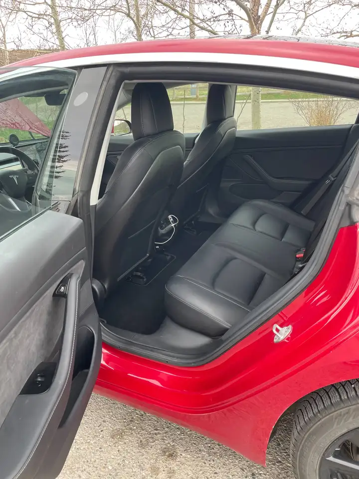 Tesla Model 3 снимка Tesla Model 3