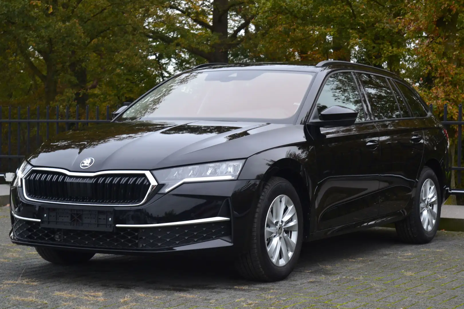 Skoda Octavia 1.5 TSi mHEV Combi Ambition Facelift Schwarz - 1