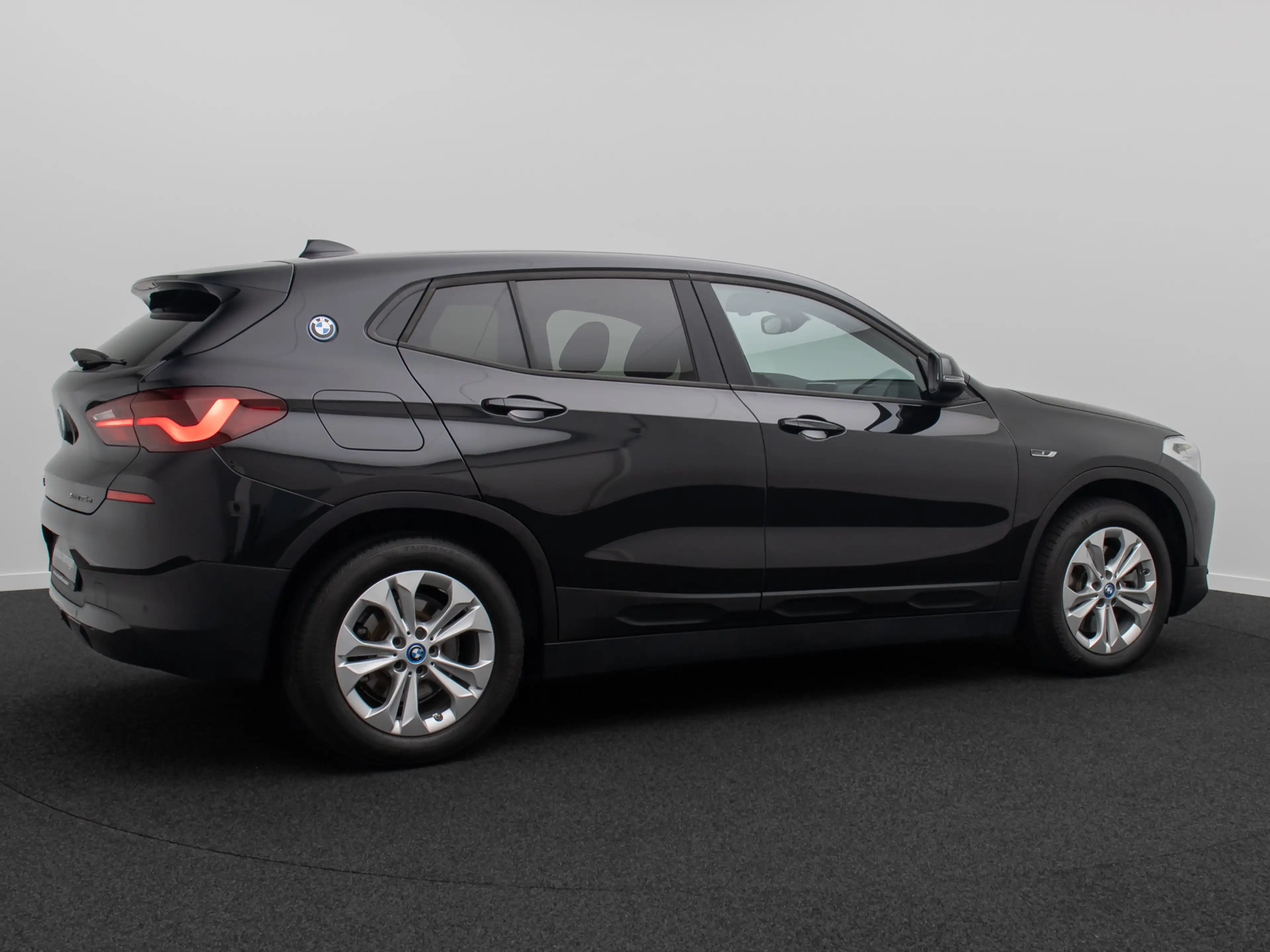BMW X2 Kamera DAB LED Parkassistent Navi Sport — photo 6