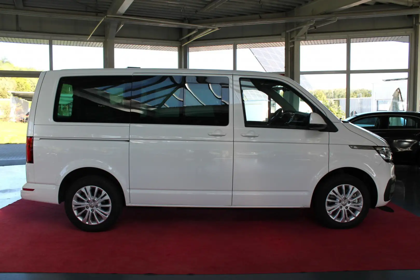 Volkswagen T6 Caravelle Comfortline NAVI LED Carplay 7 Sitz Biały - 2