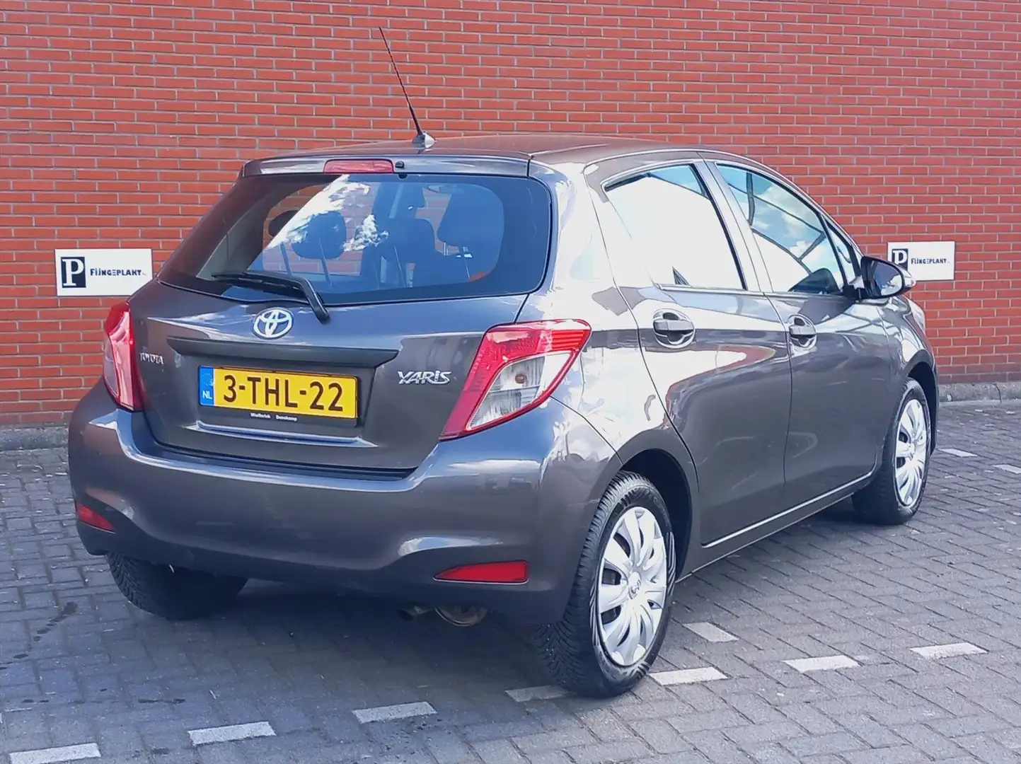 Toyota Yaris 1.0 12v VVT-i 69pk 5D Comfort Airco Grau - 2
