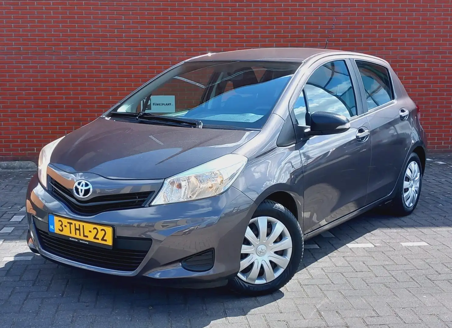 Toyota Yaris 1.0 12v VVT-i 69pk 5D Comfort Airco Grau - 1