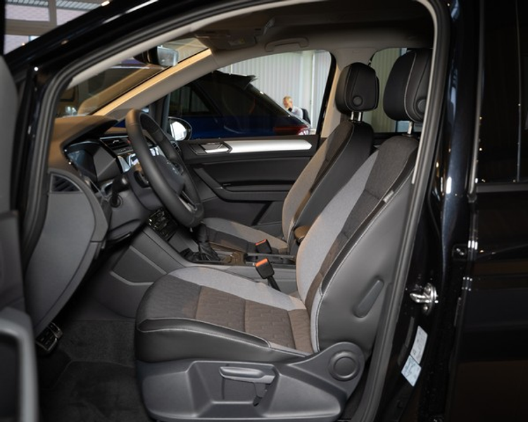 Volkswagen Touran 2,0 TDI DSG — photo 3
