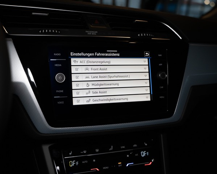 Volkswagen Touran 2,0 TDI DSG — photo 14