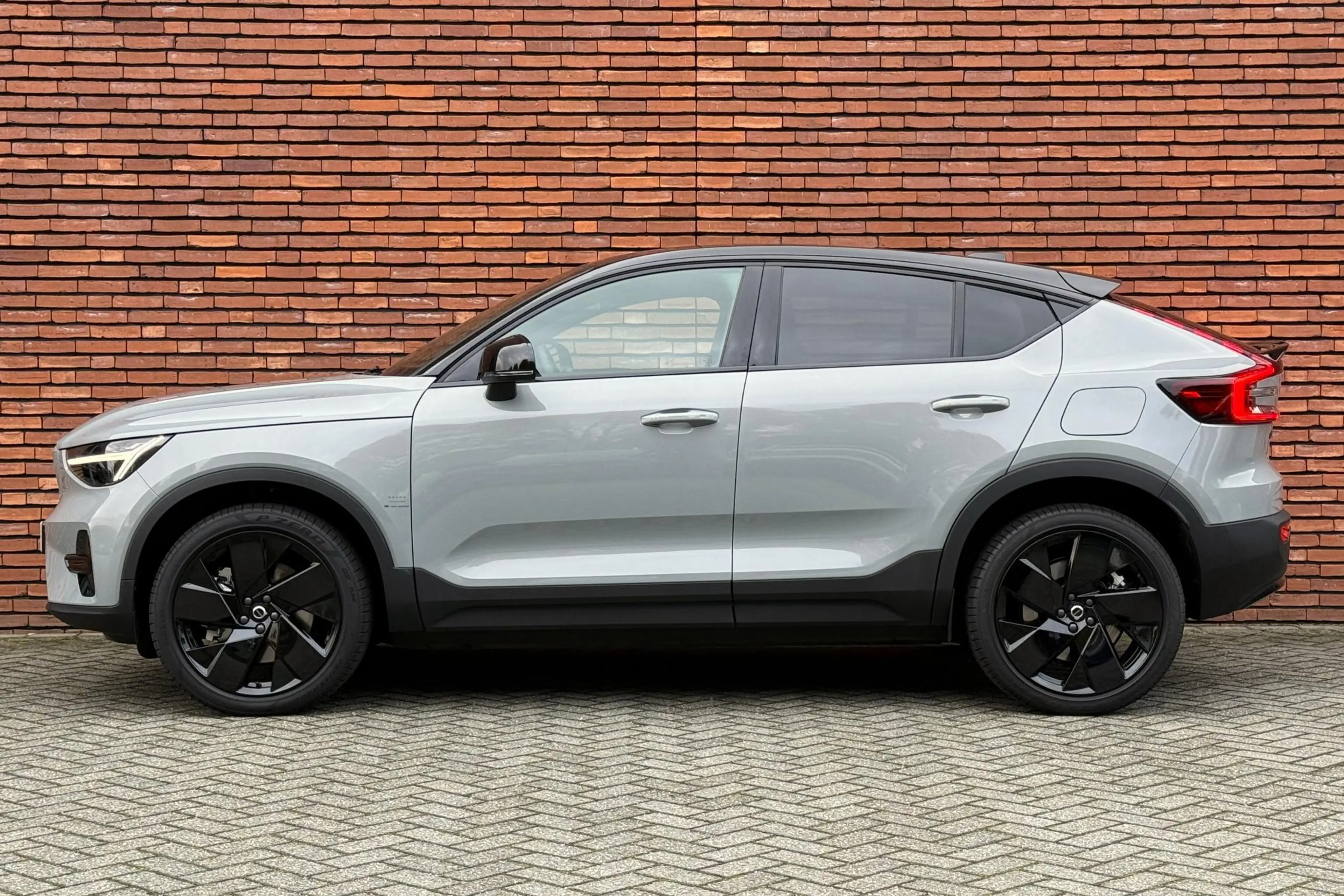 Volvo EC40 Twin Motor Ultra Black Edition Europa 82 kWh | Pan — photo 9
