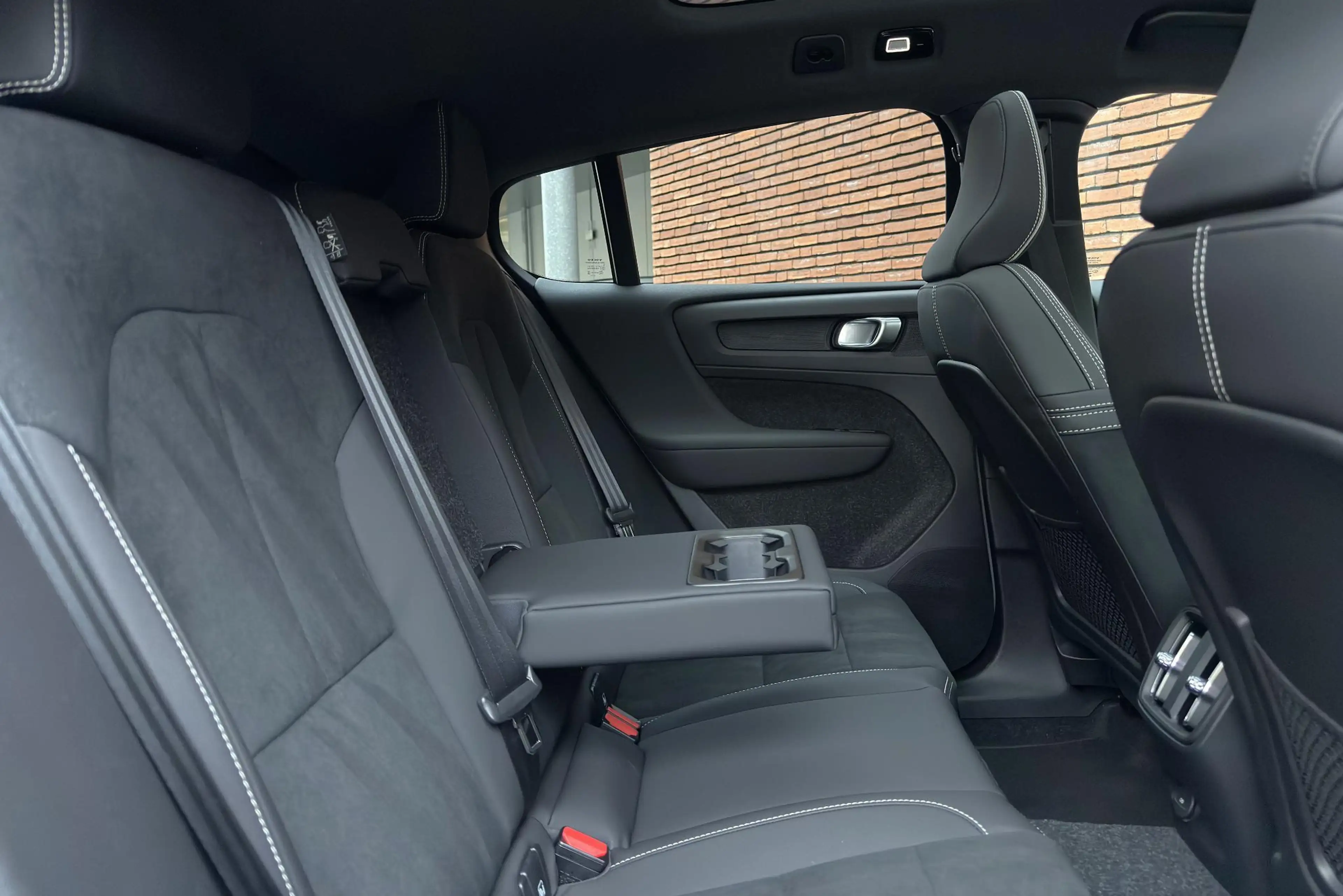 Volvo EC40 Twin Motor Ultra Black Edition Europa 82 kWh | Pan — photo 8